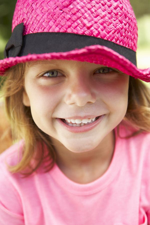 Head och skuldrastående av flickan som bär rosa Straw Hat royaltyfria foton Head och skuldrastående av flickan som bär rosa Straw Hat royaltyfria foton