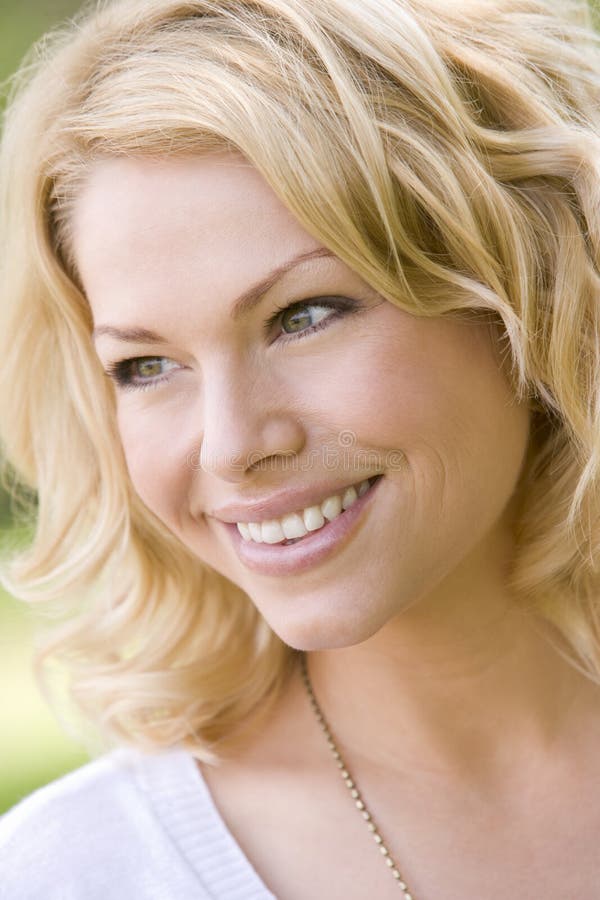 head shot smiling woman στοκ εικόνα head shot smiling woman στοκ εικόνα