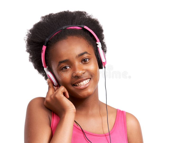Căști zâmbesc și portret de fată neagră într-un studio care ascultă albumul muzical sau lista de redare. adolescent fericit și stock photography