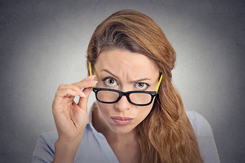 Headshot boze hatelijke vrouw met glazen die sceptisch u bekijken stock afbeelding Headshot boze hatelijke vrouw met glazen die sceptisch u bekijken stock afbeelding