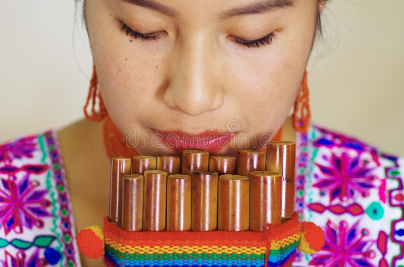 Headshot de plan rapproché de la jeune jolie femme portant le bel habillement andin traditionnel, s'asseyant avec tout en jouant images libres de droits Headshot de plan rapproché de la jeune jolie femme portant le bel habillement andin traditionnel, s'asseyant avec tout en jouant images libres de droits