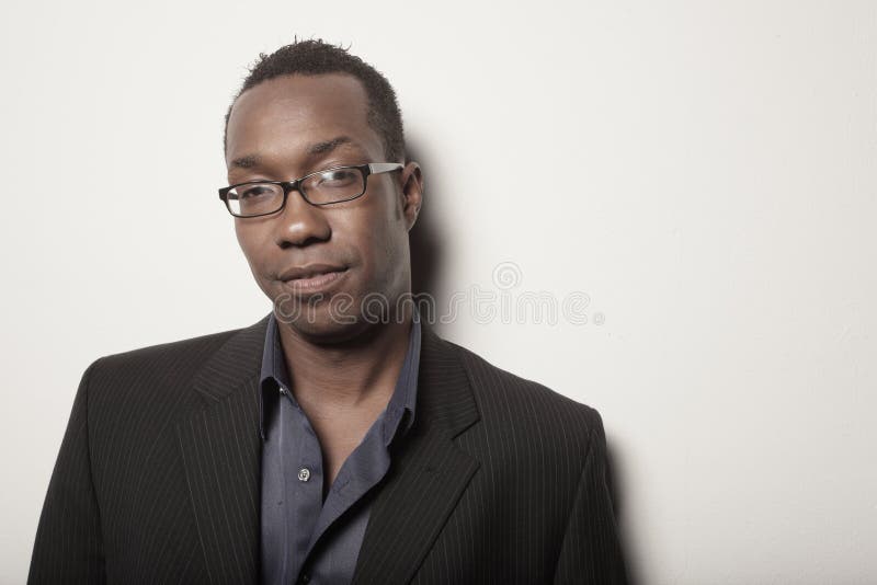 Headshot de um homem de negócios novo considerável fotografia de stock Headshot de um homem de negócios novo considerável fotografia de stock
