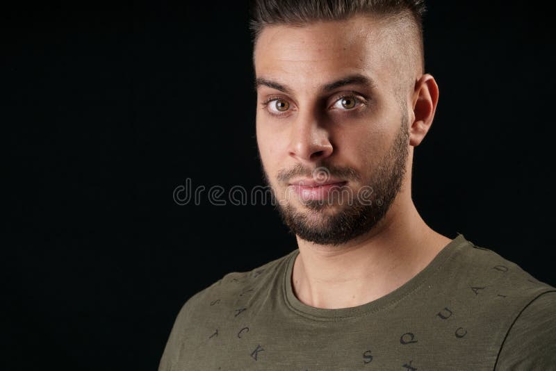 Headshot de um homem de sorriso feliz novo foto de stock Headshot de um homem de sorriso feliz novo foto de stock