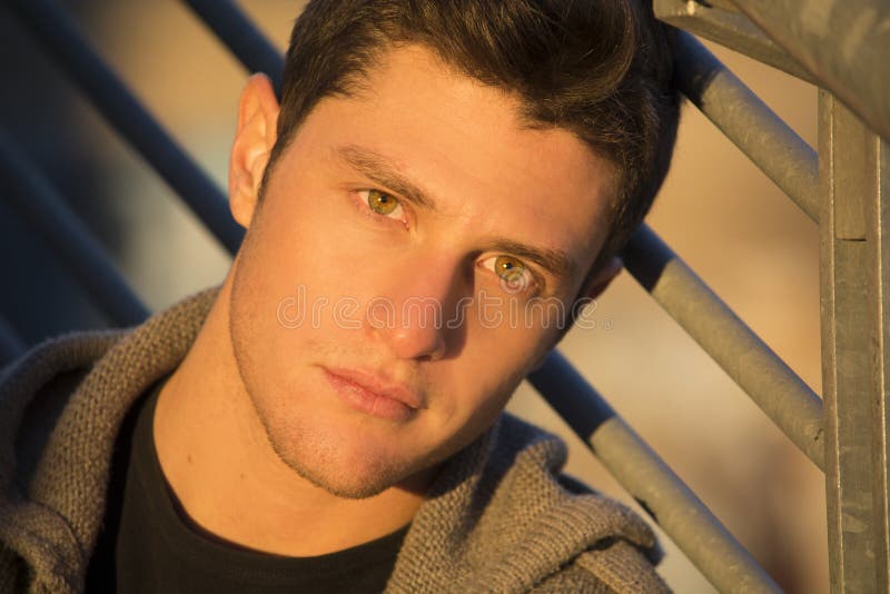 Headshot des attraktiven jungen Mannes bei Sonnenuntergang lizenzfreies stockfoto Headshot des attraktiven jungen Mannes bei Sonnenuntergang lizenzfreies stockfoto