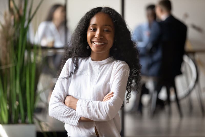 Headshot-Portrait von lächelnden jungen afrikanischen Profi-Frauen in Amerika