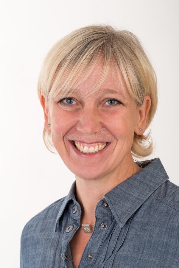Headshot portret pięknej blondynki wieka średniego europejski wome obrazy royalty free Headshot portret pięknej blondynki wieka średniego europejski wome obrazy royalty free