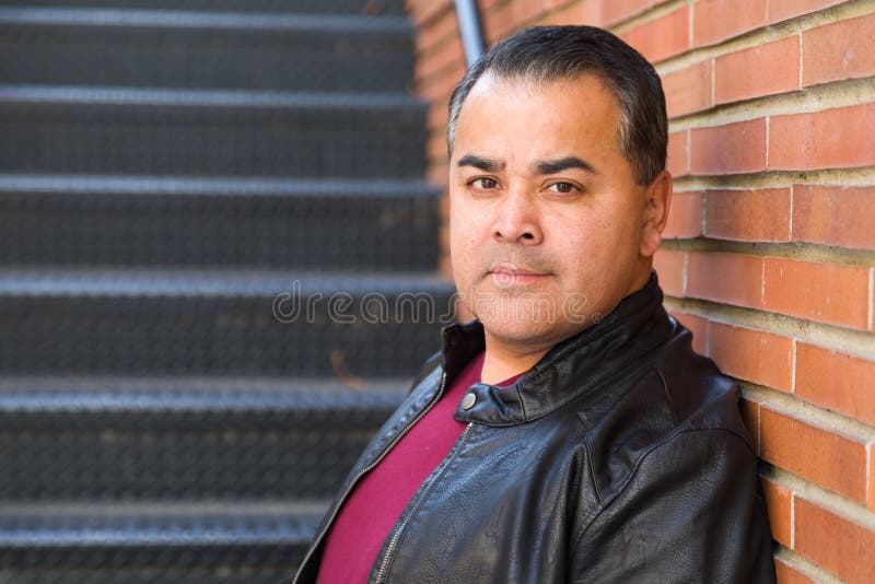 Headshot-Porträt des hübschen hispanischen Mannes lizenzfreie stockbilder