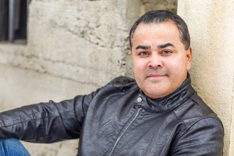 Headshot-Porträt des hübschen hispanischen Mannes stockfoto