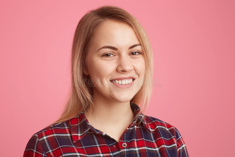 Headshot przyjemnej przyglądającej blondynki młoda Europejska kobieta z toothy uśmiechem, minimalny uzupełnia, jest ubranym, w kr obraz stock Headshot przyjemnej przyglądającej blondynki młoda Europejska kobieta z toothy uśmiechem, minimalny uzupełnia, jest ubranym, w kr obraz stock