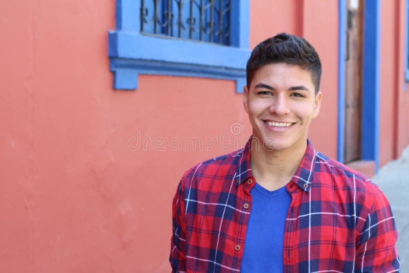Headshot sonriente del individuo étnico sano fotografía de archivo libre de regalías Headshot sonriente del individuo étnico sano fotografía de archivo libre de regalías