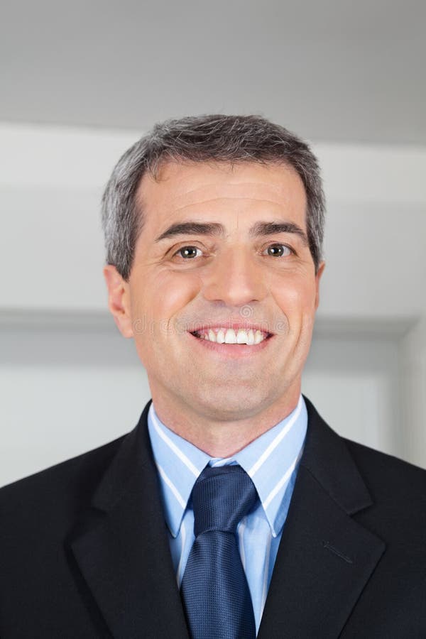 Headshot του ηλικιωμένου επιχειρηματία στοκ εικόνες Headshot του ηλικιωμένου επιχειρηματία στοκ εικόνες