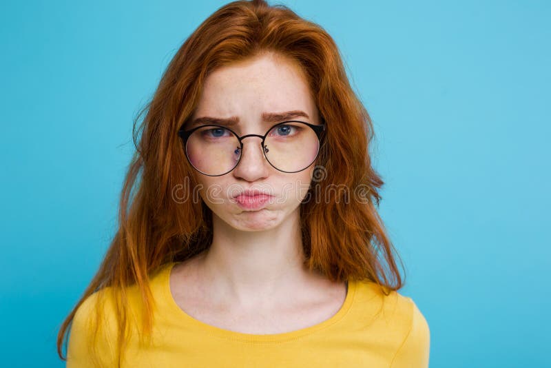 Headshotportret van tedere roodharigetiener die met ernstige uitdrukking camera bekijken Kaukasisch vrouwenmodel met stock fotografie Headshotportret van tedere roodharigetiener die met ernstige uitdrukking camera bekijken Kaukasisch vrouwenmodel met stock fotografie