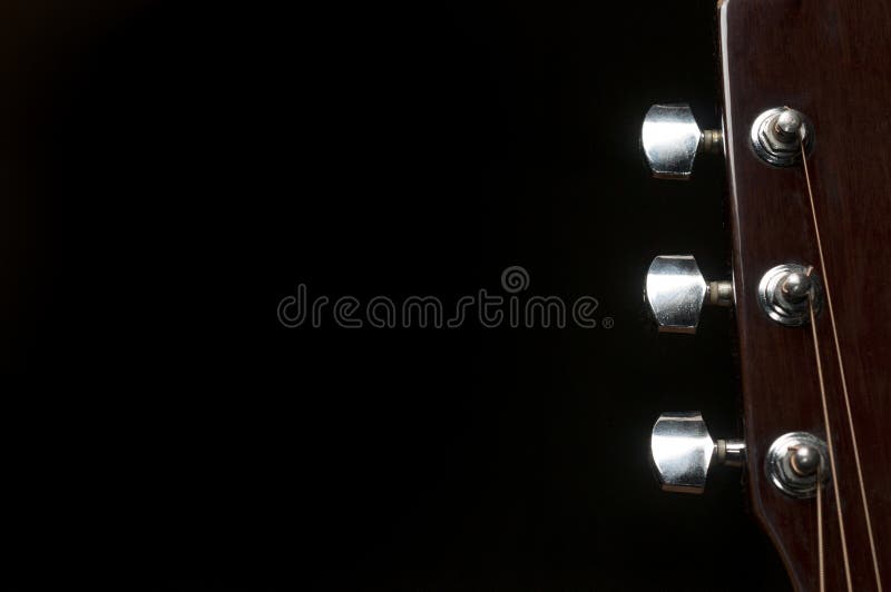 Headstock da guitarra acústica no backround preto foto de stock royalty free Headstock da guitarra acústica no backround preto foto de stock royalty free