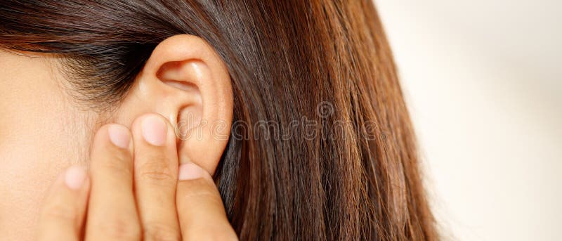 Ucho bolesť môcť byť spôsobené podľa choroba, príklad nosenie tesný klobúk.