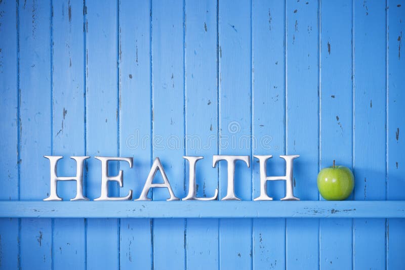 Modrá lakovaného dreva pozadí so slovom zdravie je na tom s zeleného jablka.