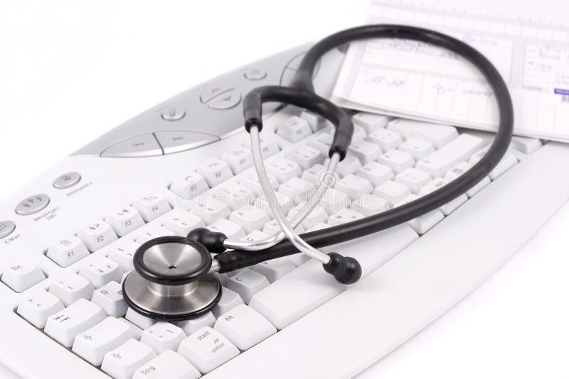 Estetoscopio médico registro acostada sobre el teclado.