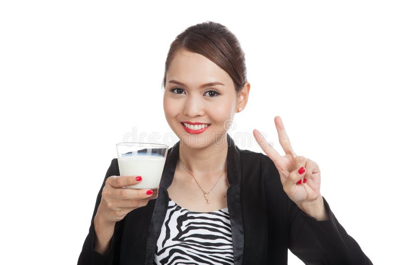 Пьют мочу бокалами. Woman drinking Milk. Timea Bella пьет из бокала мочу.