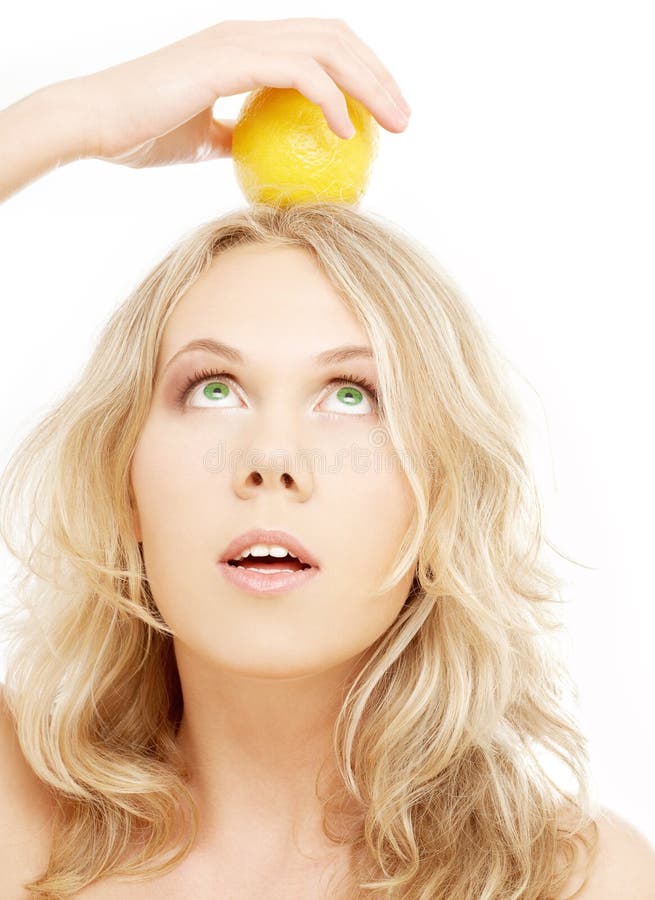Gesunde blond holding Zitrone auf den Kopf weiß.