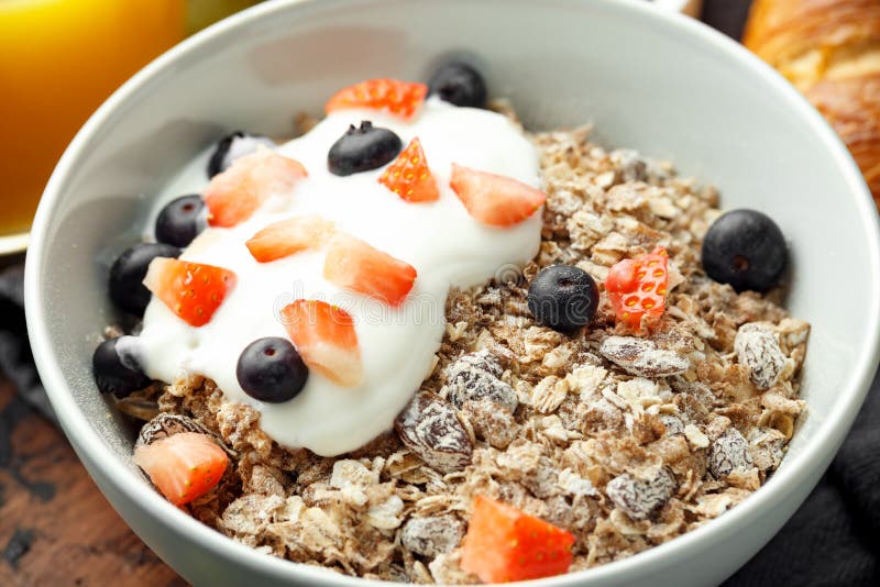 Healthy Breakfast Cereals with Blueberry, Strawberry and Greek Yogurt ...