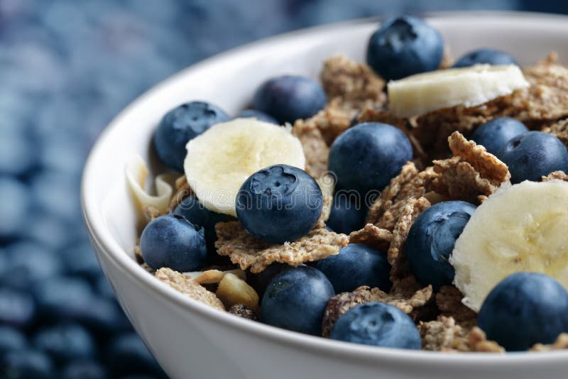 Sana colazione con un alto contenuto di fibre fiocchi di crusca, mirtilli e banane.