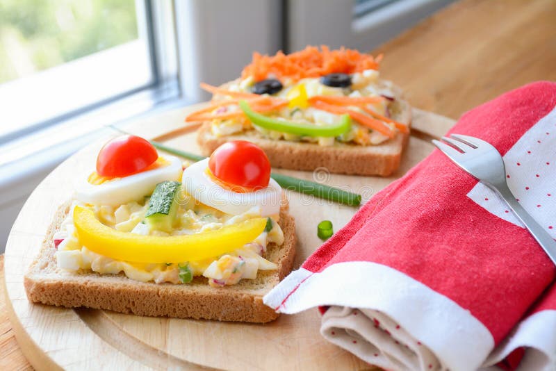 Healthy breakfast for kids: sandwiches with funny faces