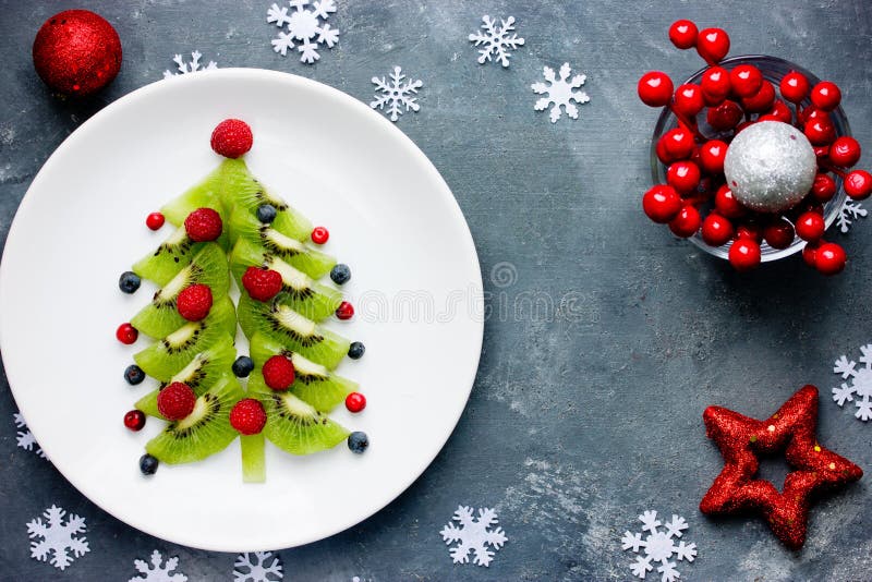 Healthy Christmas dessert snack breakfast for kids - kiwi blueberry raspberry Christmas tree stock photography Healthy Christmas dessert snack breakfast for kids - kiwi blueberry raspberry Christmas tree stock photography