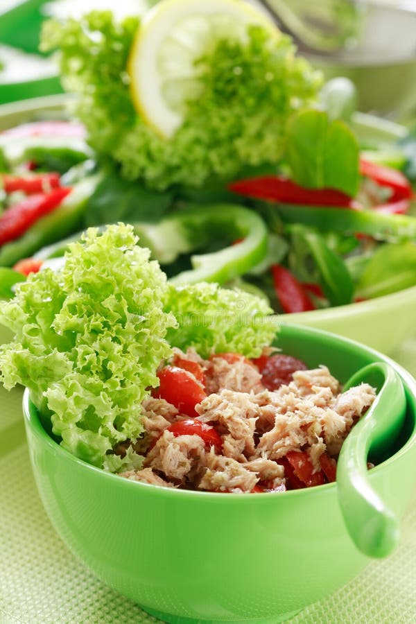 Cibo sano, insalata, con il tonno.