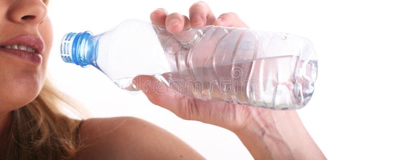 Una donna potabile Acqua Attraverso bianco.