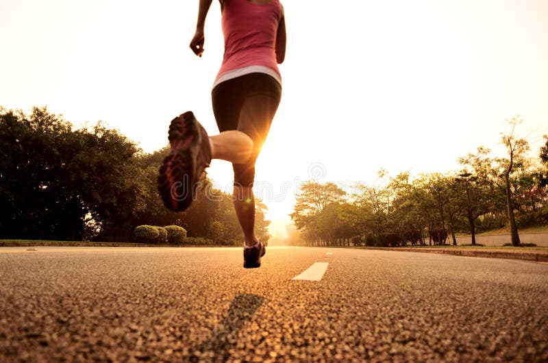 Saludable estilo de vida idoneidad Deportes una mujer correr sobre el amanecer carreteras.