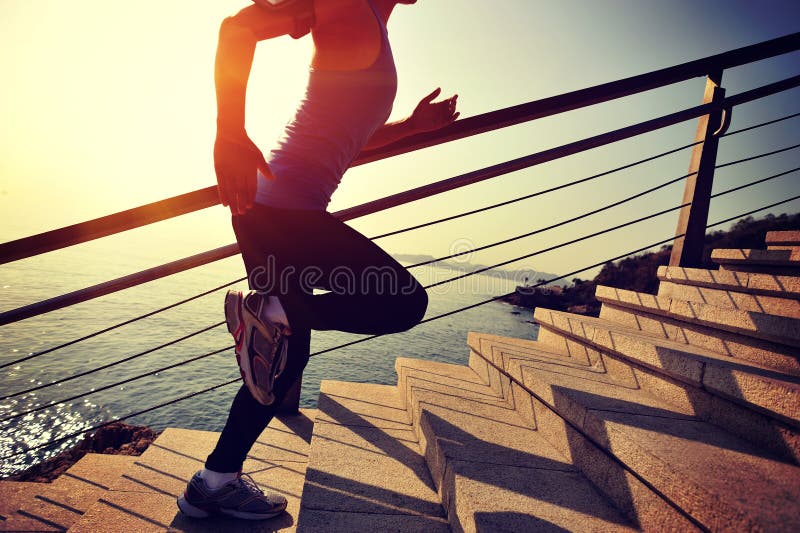 Stile di vita sano sport donna in esecuzione su una scala di pietra alba mare.