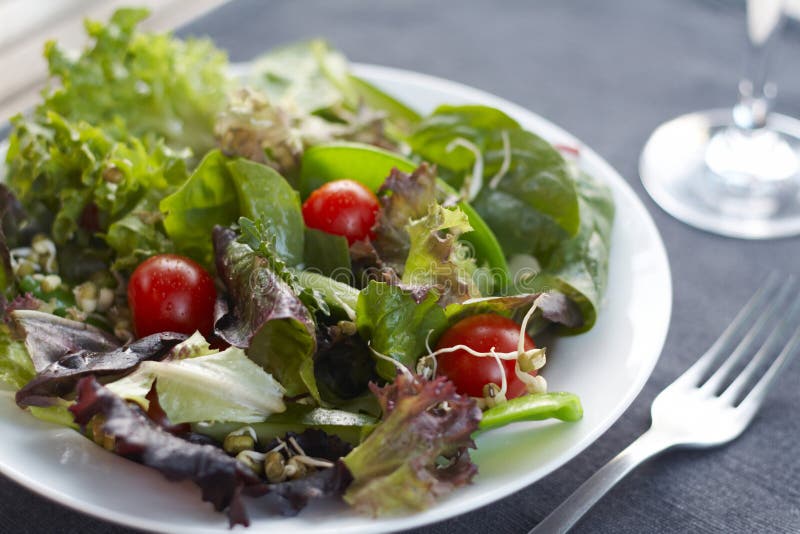 Immagine di una sana insalata con l'impostazione della tavola.