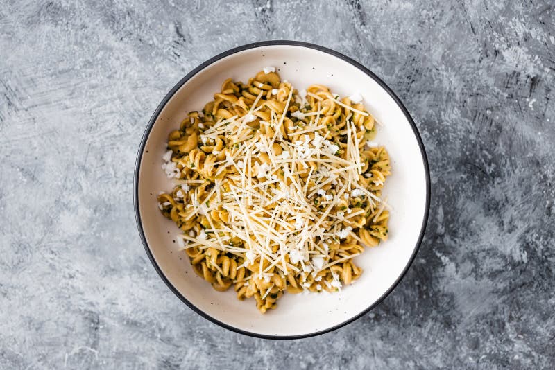 Healthy Plant-based Food, Vegan Spinach and Dairy-free Cheese Pasta ...