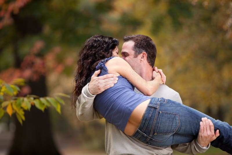 Hug lift couple Banque de photographies et d'images à haute résolution -  Alamy