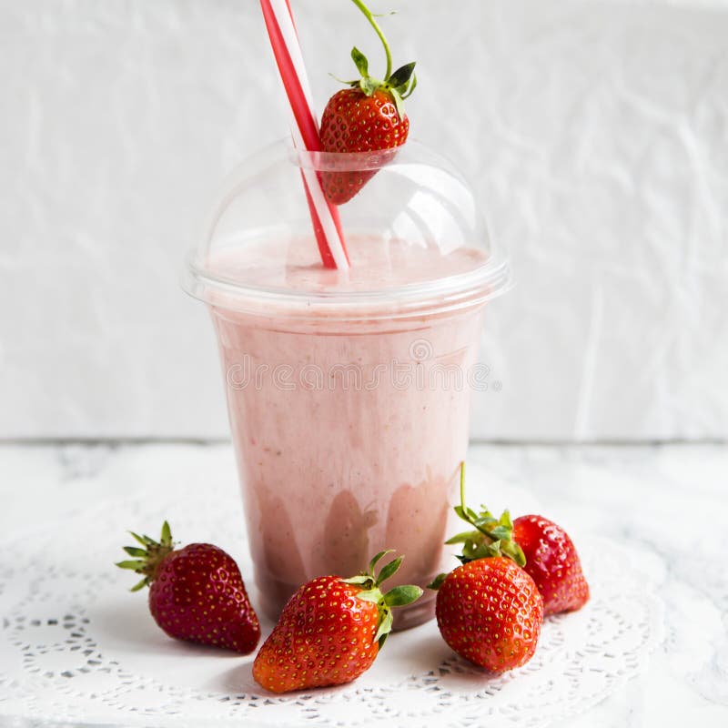 https://thumbs.dreamstime.com/b/healthy-summer-smoothies-to-go-plastic-cup-strawberry-banana-smoothie-milk-yoghurt-92577951.jpg