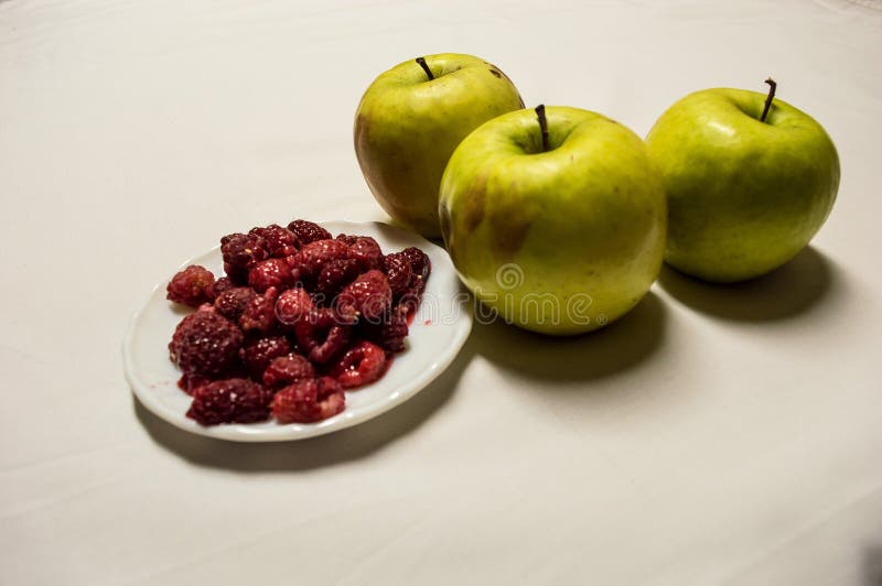 Healty jedzenia zieleni malinki i jabłka zdjęcie royalty free Healty jedzenia zieleni malinki i jabłka zdjęcie royalty free