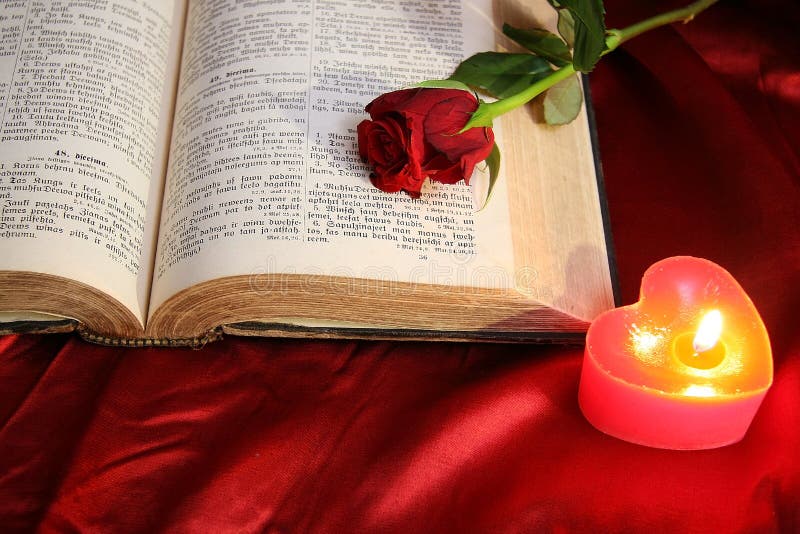Candles trên trái tim trên Điển Kinh mở sẽ kích thích cảm xúc và khơi gợi trọn vẹn tình yêu đối với Thiên Chúa. Hãy ngắm nhìn hình ảnh này và hít thở sự bình an để nguồn cảm hứng đến với bạn.