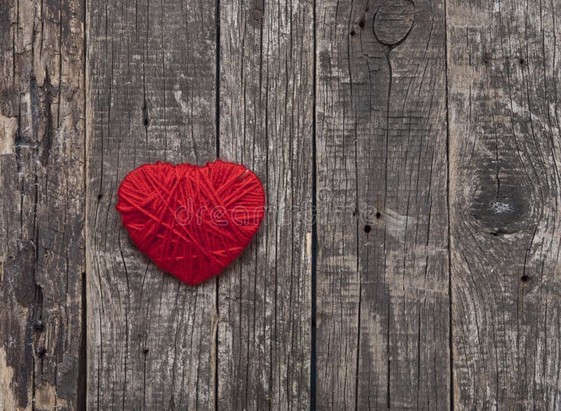 A heart made of red wool yarn