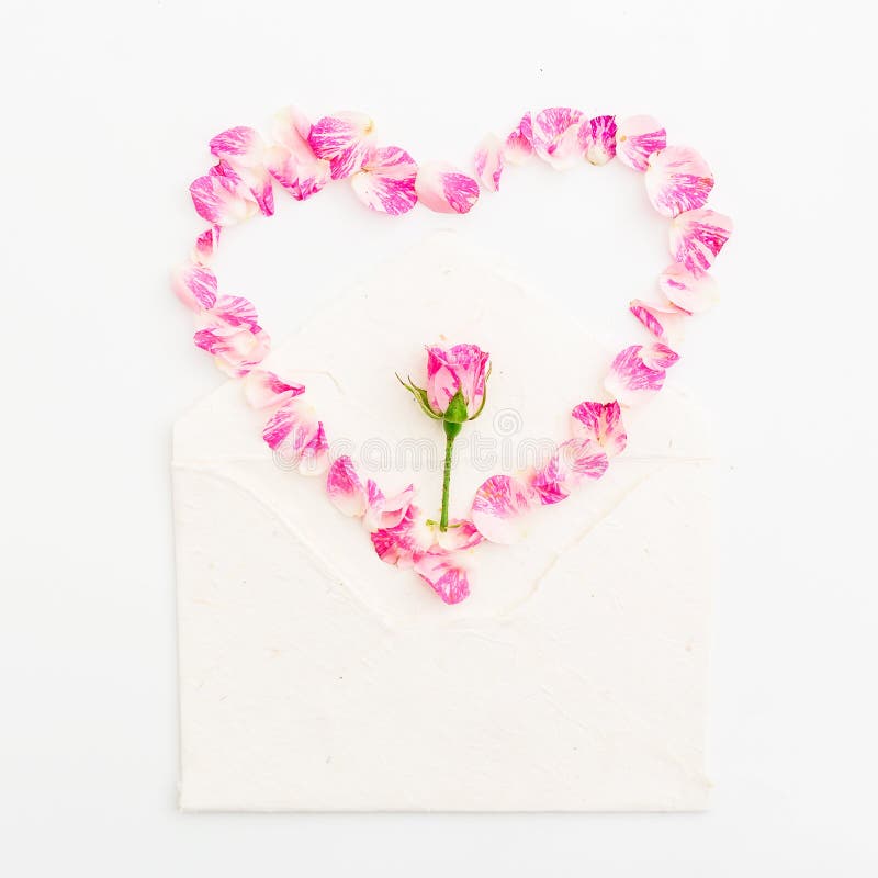 Heart symbol with roses flowers with envelope on white background. Valentines day. Flat lay, top view. Heart symbol with roses flowers with envelope on white royalty free stock photography Heart symbol with roses flowers with envelope on white background. Valentines day. Flat lay, top view. Heart symbol with roses flowers with envelope on white royalty free stock photography