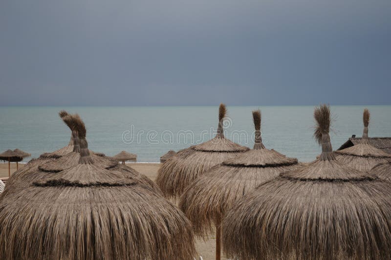 Brezo paraguas el sol sobre el Playa arena.