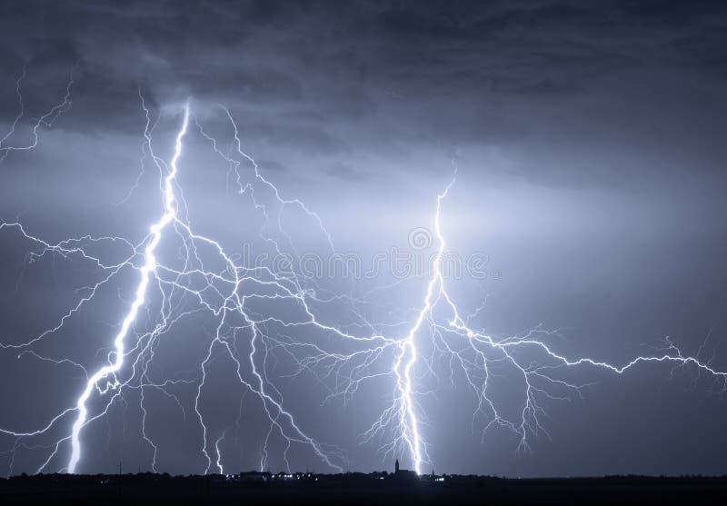 Pesanti nuvole portano tuoni, fulmini e tempesta.