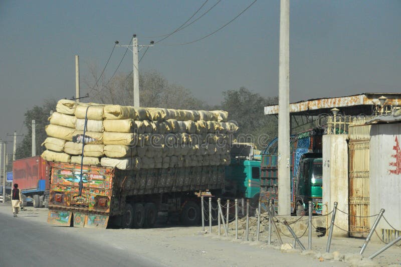 File:Overloaded truck.jpg – Travel guide at Wikivoyage