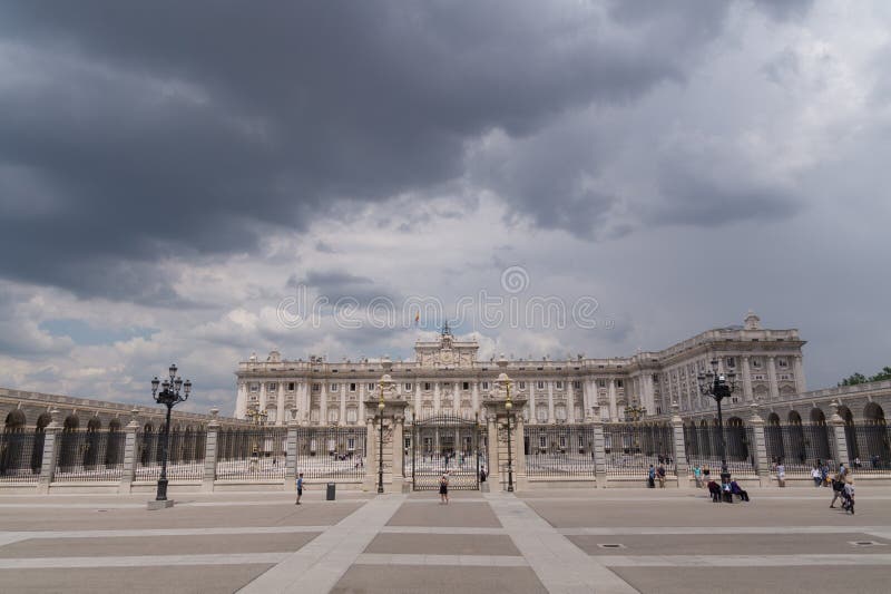 Ťažký dážď, mraky nad Kráľovský Palác v Madride, Španielsko.