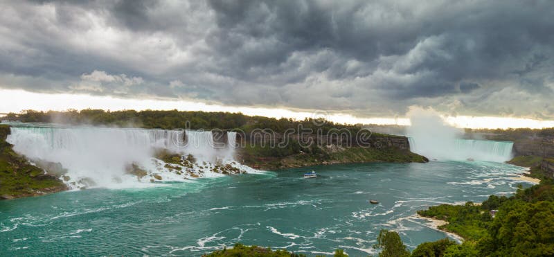 Autunnale tempesta sulle cascate del Niagara.