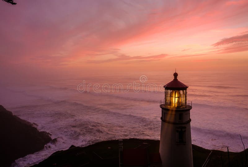 Heceta dirige o farol no por do sol, construído em 1892 foto de stock Heceta dirige o farol no por do sol, construído em 1892 foto de stock