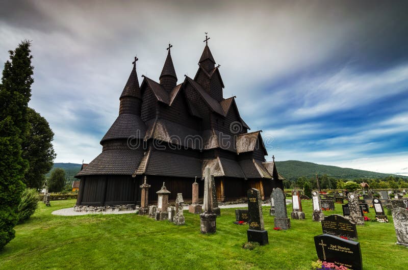 Heddal notsystemkyrka, Heddal, Norge fotografering för bildbyråer Heddal notsystemkyrka, Heddal, Norge fotografering för bildbyråer