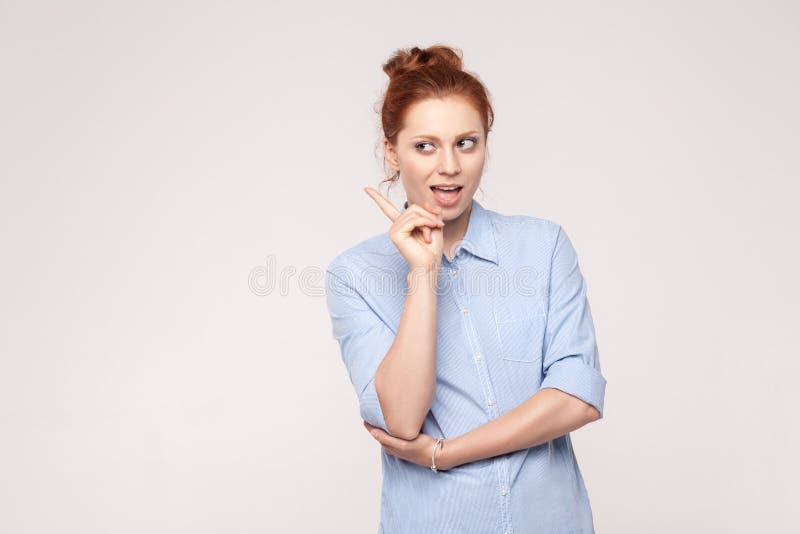 Heeft de Meannes rode haired vrouw een idee of een slecht plan Het kijken weg a stock fotografie Heeft de Meannes rode haired vrouw een idee of een slecht plan Het kijken weg a stock fotografie