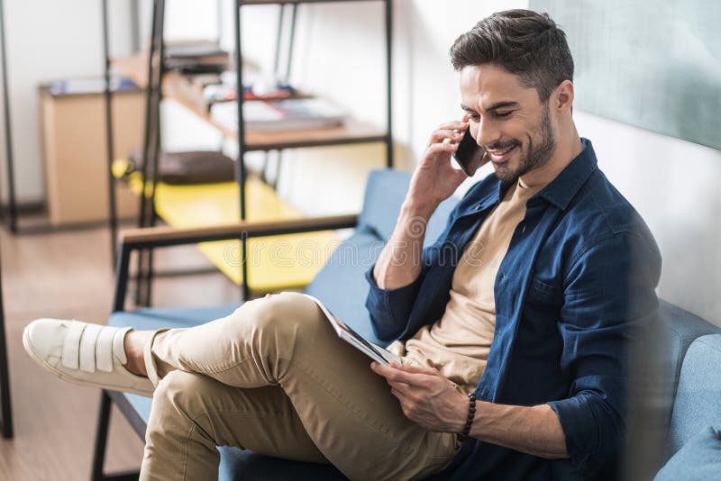 Heel jeugdige gebaarde mens het besteden vrije tijd op ruimtelaag stock foto's Heel jeugdige gebaarde mens het besteden vrije tijd op ruimtelaag stock foto's