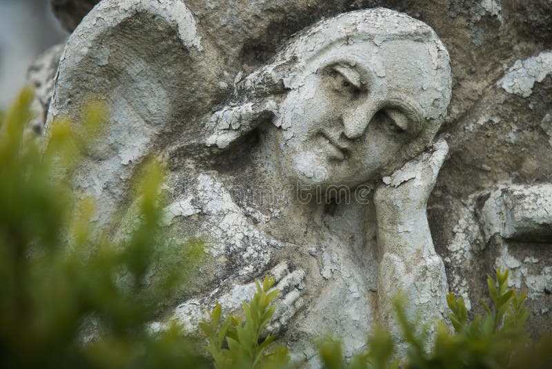 Heel oud beeld van de trieste engel als symbool van het eeuwige leven van de dood stock foto's