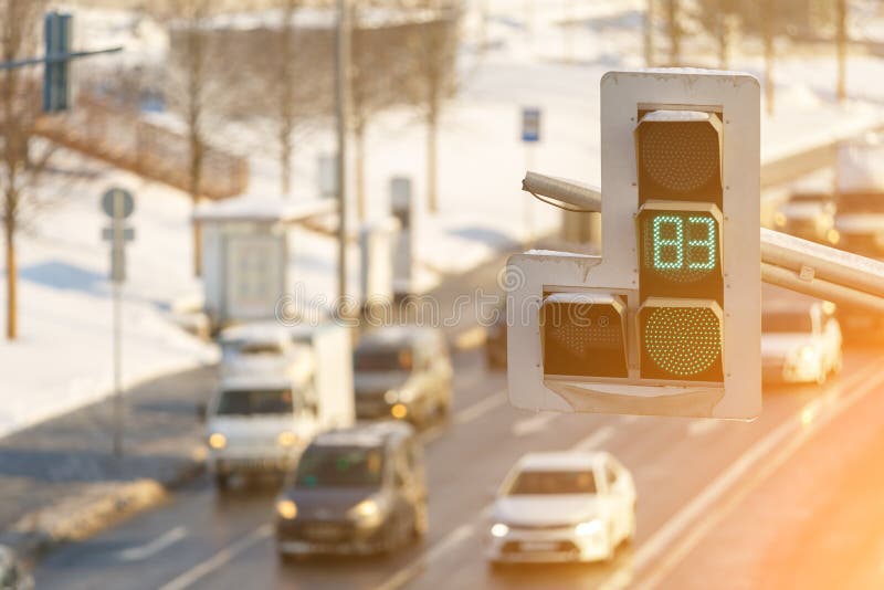Heel wat auto's bevinden zich in een opstopping op de weg ondanks het feit dat het verkeerslicht een groene kleur toont stock fotografie Heel wat auto's bevinden zich in een opstopping op de weg ondanks het feit dat het verkeerslicht een groene kleur toont stock fotografie