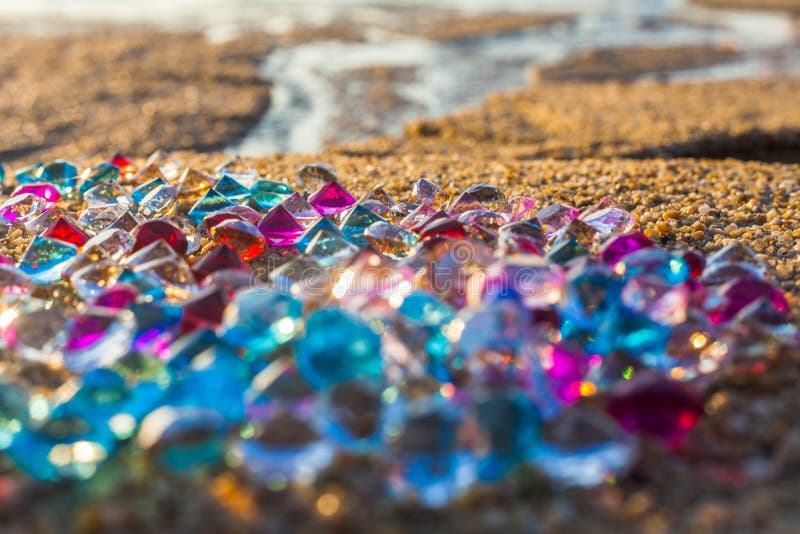 heel wat diamanten zijn ongeveer verspreid op het strand stock fotografie heel wat diamanten zijn ongeveer verspreid op het strand stock fotografie